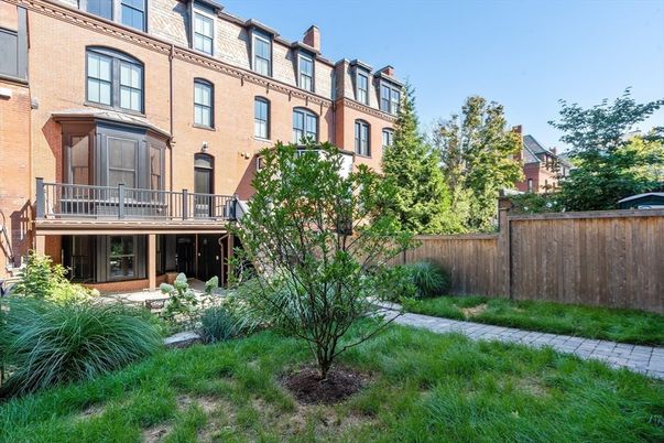 Backyard, Exterior, Facade, Brick Facade, Rowhouse
