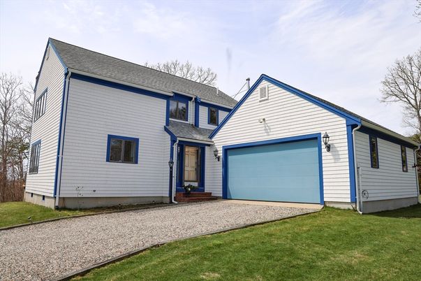 Attached, Exterior, Facade, Farmhouse