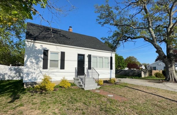 Exterior, Facade, Cape Cod