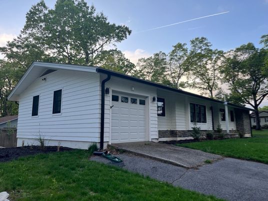 Attached, Exterior, Facade, Ranch