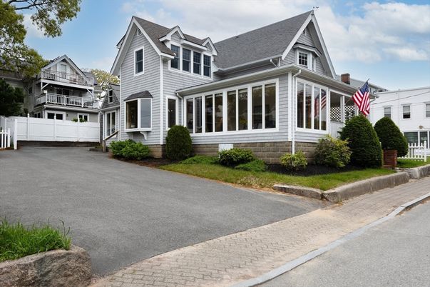 Attached, Exterior, Facade, Queen Anne Victorian