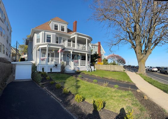 Exterior, Facade, American Foursquare