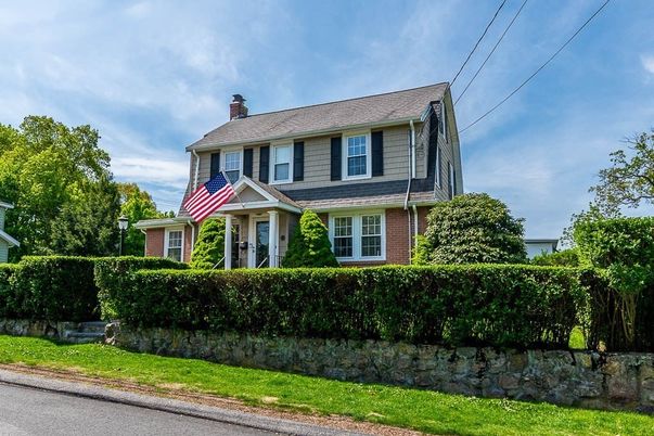 Exterior, Facade, Brick Facade, American Foursquare