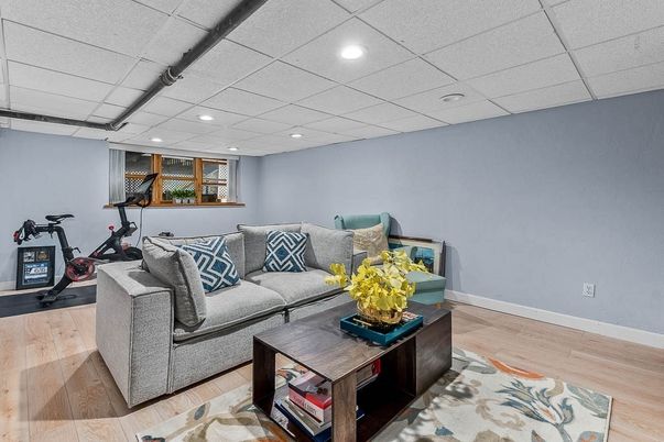 Fitness Equipment, Interior, Living room, Recessed Lighting, Wood Texture Flooring