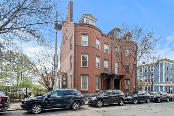 Exterior, Facade, Brick Facade, Rowhouse