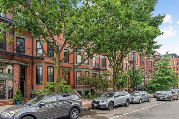 Exterior, Facade, Brick Facade, Rowhouse