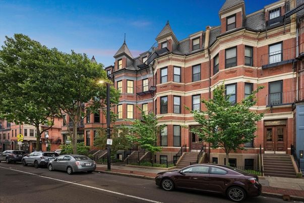 Exterior, Facade, Brick Facade, Rowhouse