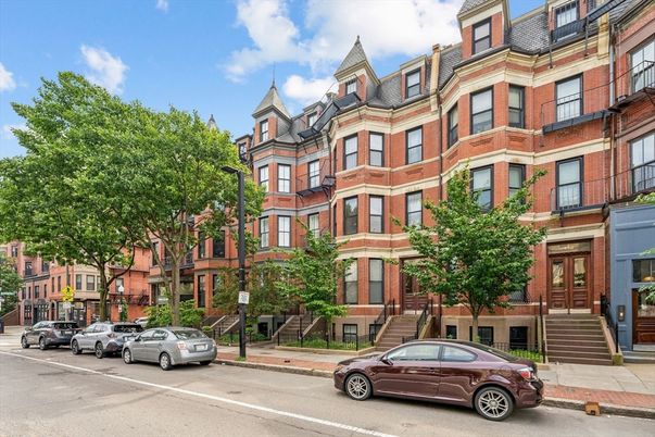 Exterior, Facade, Brick Facade, Rowhouse