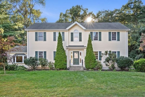 Exterior, Facade, Raised Ranch