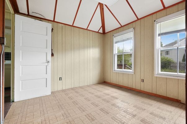 Empty room, Interior