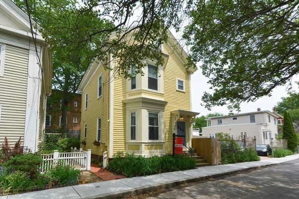 Exterior, Facade, Queen Anne Victorian