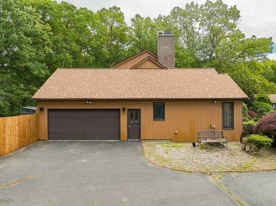 Attached, Exterior, Facade, Cape Cod