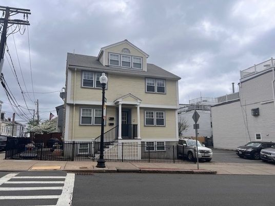Exterior, Facade, American Foursquare
