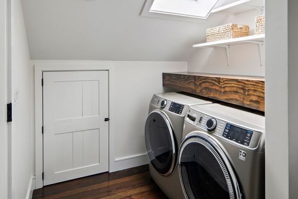 Interior, Washer, Wood Texture Flooring