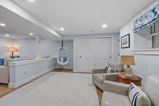 Interior, Recessed Lighting, Washer, Wood Texture Flooring