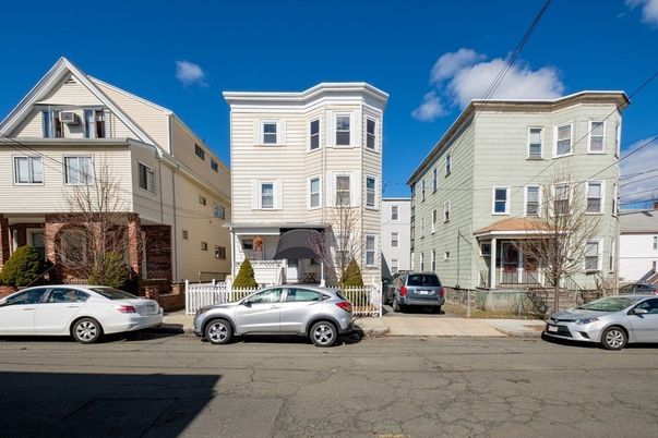 Exterior, Facade, Rowhouse