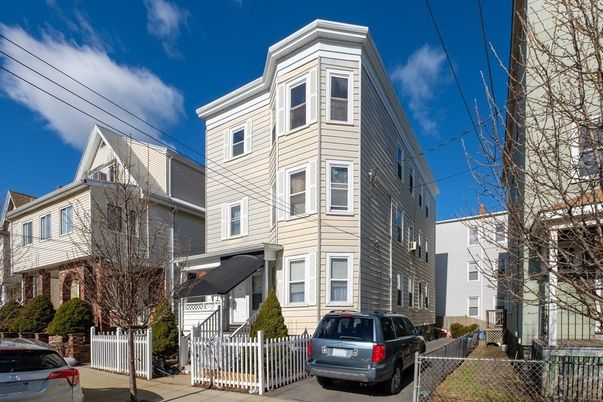 Exterior, Facade, Queen Anne Victorian