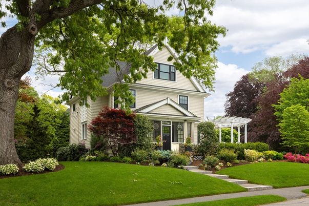 Exterior, Facade, Queen Anne Victorian