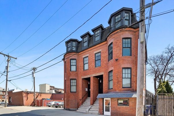 Exterior, Facade, Brick Facade, Rowhouse