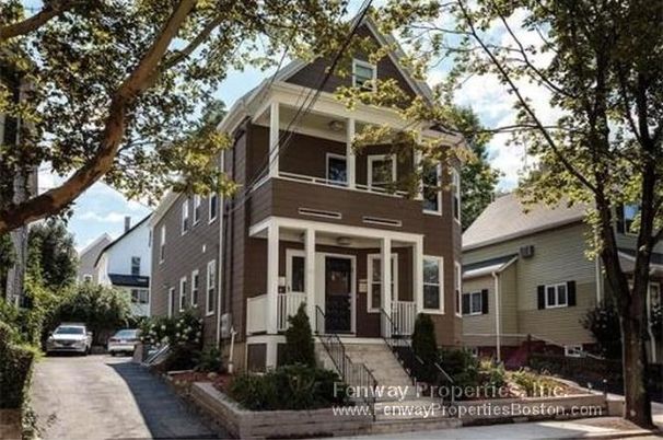 Exterior, Facade, Queen Anne Victorian