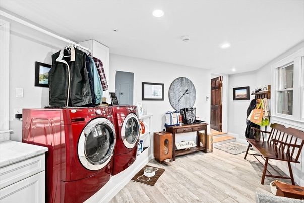 Interior, Recessed Lighting, Washer, Wood Texture Flooring