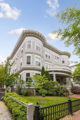 Exterior, Facade, Queen Anne Victorian