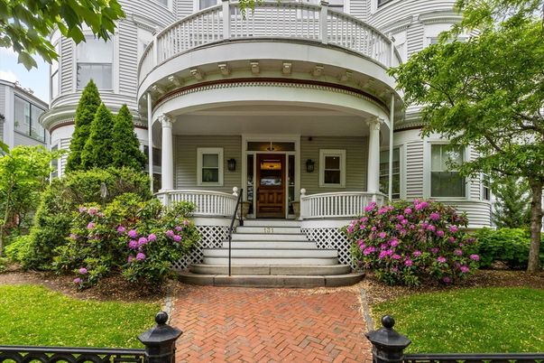 Exterior, Facade, Queen Anne Victorian