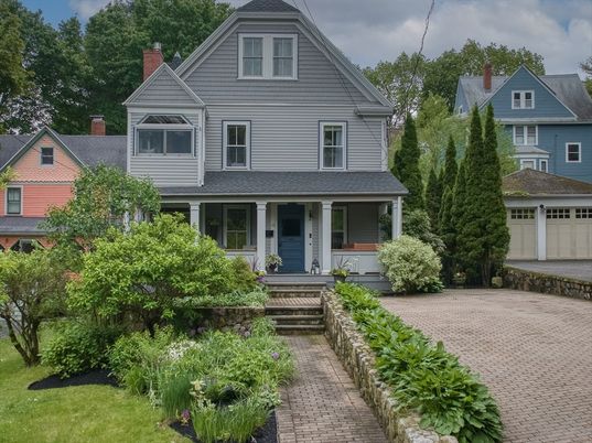 Exterior, Facade, Queen Anne Victorian