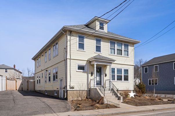 Exterior, Facade, American Foursquare