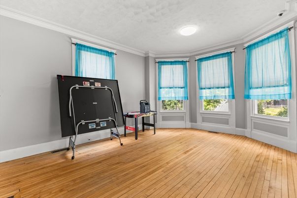 Fitness Equipment, Interior, Recessed Lighting, Wood Texture Flooring