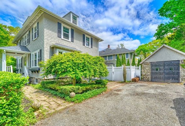 Attached, Exterior, Facade, Queen Anne Victorian