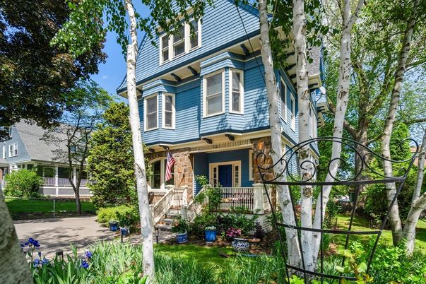 Exterior, Facade, Queen Anne Victorian