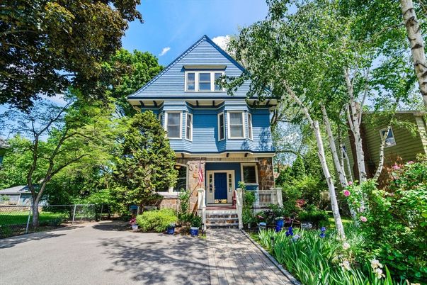 Exterior, Facade, Queen Anne Victorian