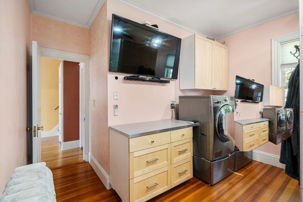 Interior, Washer, Wood Texture Flooring