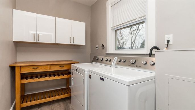 Interior, Washer, Wood Texture Flooring