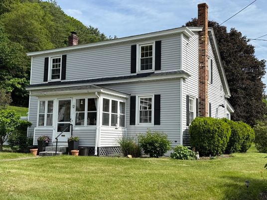 Exterior, Facade, American Foursquare