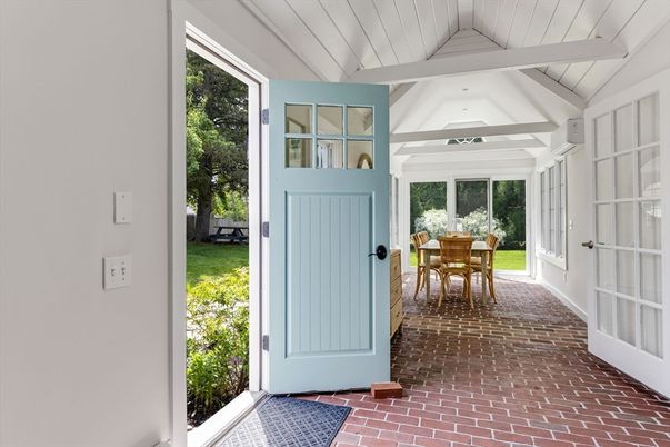 Dining room, Exterior