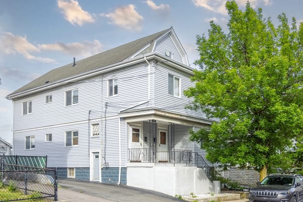 Exterior, Facade, Queen Anne Victorian