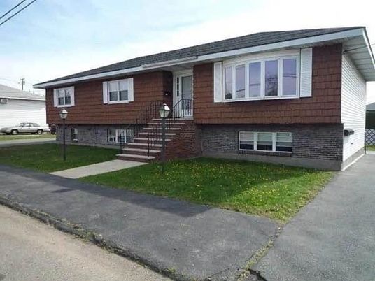 Exterior, Facade, Brick Facade, Raised Ranch