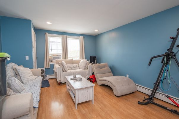 Fitness Equipment, Interior, Living room, Recessed Lighting, Wood Texture Flooring