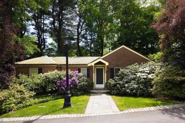 Exterior, Facade, Brick Facade, Ranch