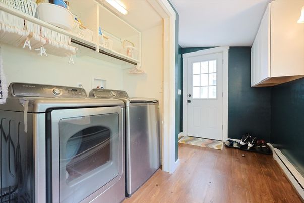 Interior, Washer, Wood Texture Flooring