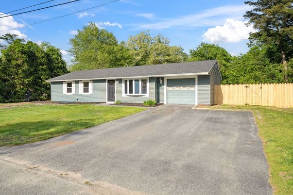 Attached, Exterior, Facade, Cape Cod