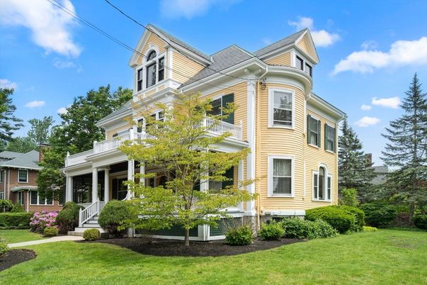 Exterior, Facade, Queen Anne Victorian