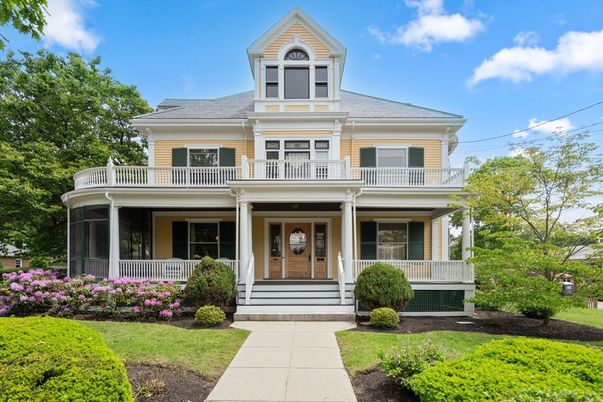 Exterior, Facade, Queen Anne Victorian