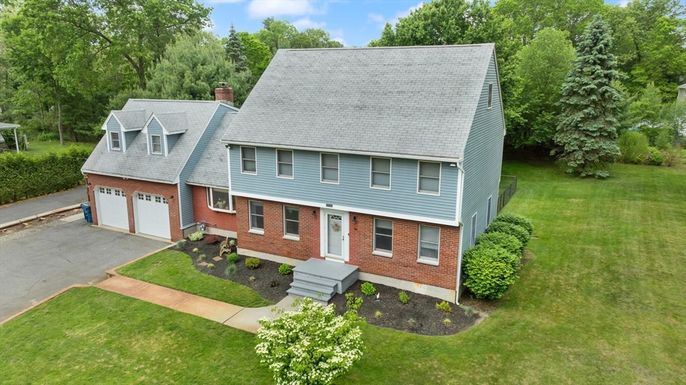 Attached, Exterior, Facade, Brick Facade, Georgian