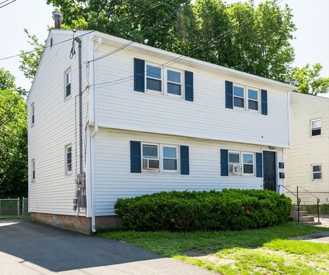 Exterior, Facade, Raised Ranch
