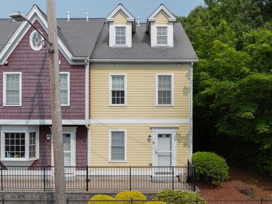 Exterior, Facade, Rowhouse