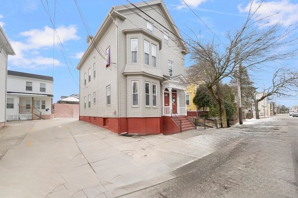 Exterior, Facade, Queen Anne Victorian