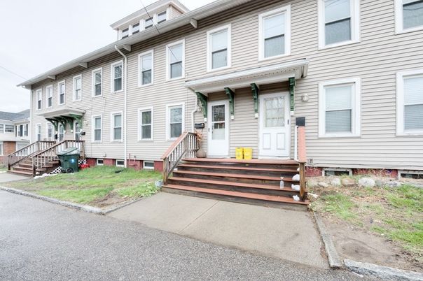 Exterior, Facade, Rowhouse